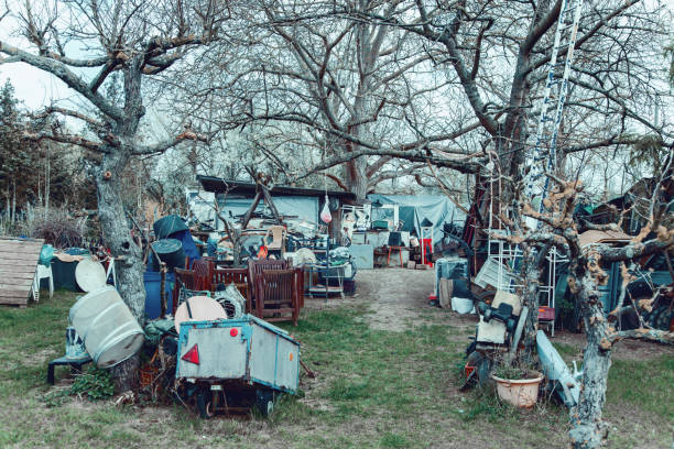 trouble de la thésaurisation à l’extérieur. jardin d’allotissement négligé des personnes qui souffrent de thésaurisation compulsive, jonché de déchets et d’autres objets. - affaires personnelles photos et images de collection