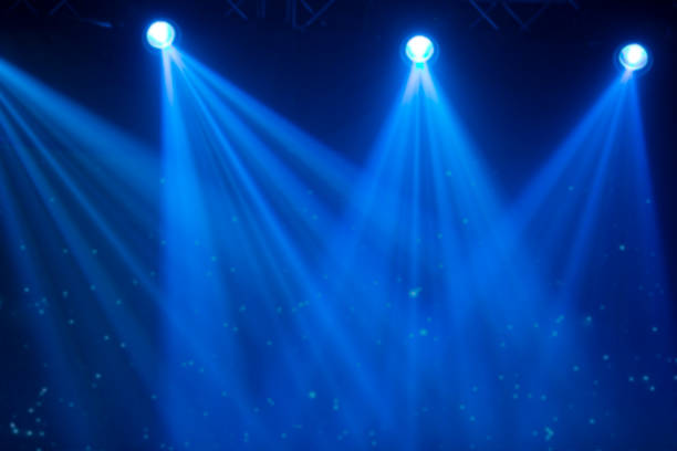 niebieskie promienie reflektora scenicznego na ciemnym tle. - stage light stage stage theater light zdjęcia i obrazy z banku zdjęć