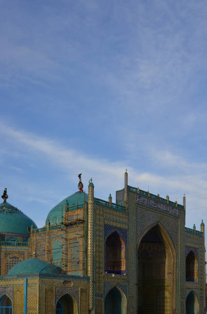 schrein von ali (hazrat ali mazar), auch bekannt als die blaue moschee von mazar-i-sharif, provinz balkh - mazar stock-fotos und bilder