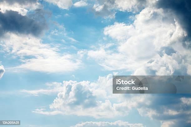 Foto de Nuvens e mais fotos de stock de Acima - Acima, Azul, Beleza natural - Natureza