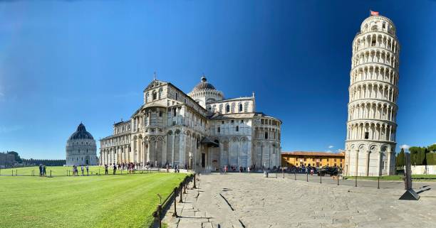 der schiefe turm von pisa, der piazza del miracoli (platz der wunder), das baptisterium von pisa, das composanto monumentale und die kathedrale von pisa - pisa tuscany italy baptistery stock-fotos und bilder