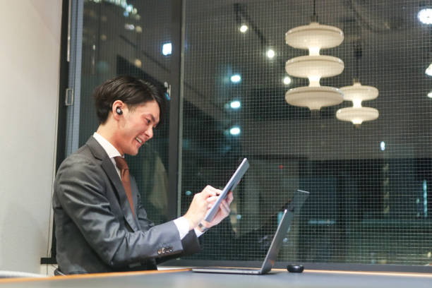 businessman working late relax and listening a podcast - east asian ethnicity japanese ethnicity asian ethnicity one person imagens e fotografias de stock