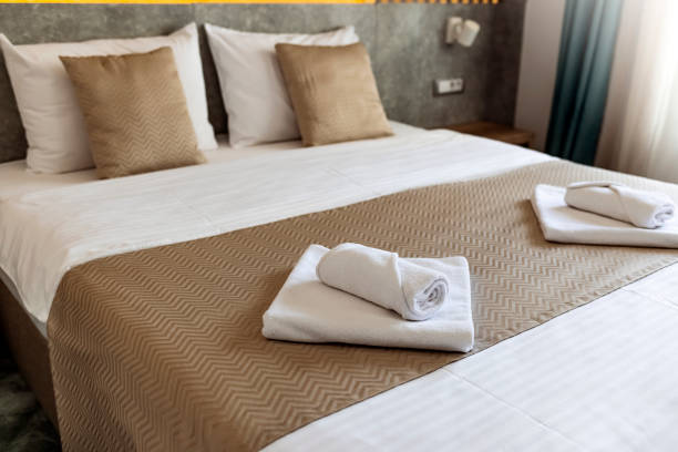 dormitorio limpio y ordenado - cushion pillow textile luxury fotografías e imágenes de stock