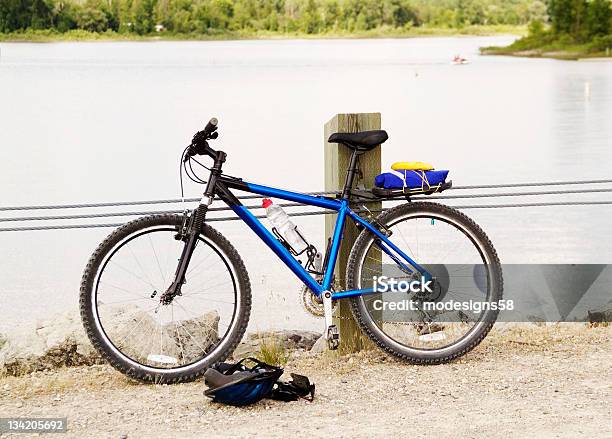 Mountain Bike - Fotografie stock e altre immagini di Acqua - Acqua, Acqua fluente, Alberato