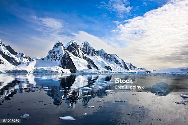 雪を頂いた山々に南極大陸 - カラー画像のストックフォトや画像を多数ご用意 - カラー画像, 人物なし, 全景