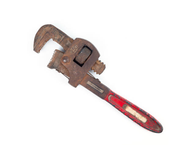 vieille clé à pipe vintage sur fond blanc - adjustable wrench wrench clipping path red photos et images de collection