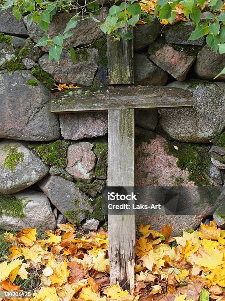 Foto de Cross e mais fotos de stock de Ausência - Ausência, Cemitério, Cruz - Objeto religioso