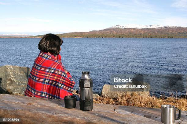 Kobieta Przez Jezioro - zdjęcia stockowe i więcej obrazów Brzeg jeziora - Brzeg jeziora, Brzeg wody, Chłodny