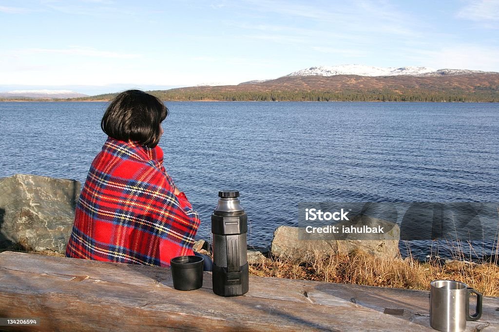 Mulher em um lago - Foto de stock de Adulto royalty-free