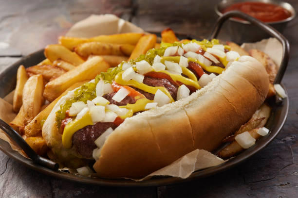 американская гамбургер-собака с картофелем фри - hot dog hamburger burger grilled стоковые фото и изображения