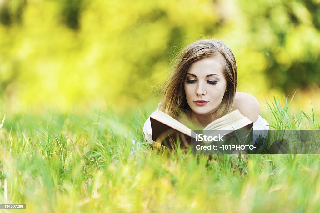 Livro de leitura mulher grama - Foto de stock de Adulto royalty-free