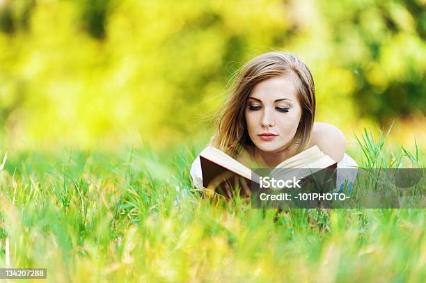 Foto de Livro De Leitura Mulher Grama e mais fotos de stock de Adulto - Adulto, Aprender, Articulação humana