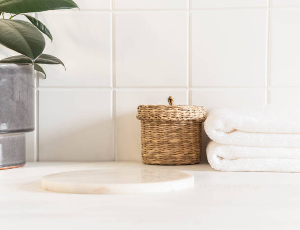 podio redondo blanco de mármol para productos de baño en baño, - towel indoors single object simplicity fotografías e imágenes de stock