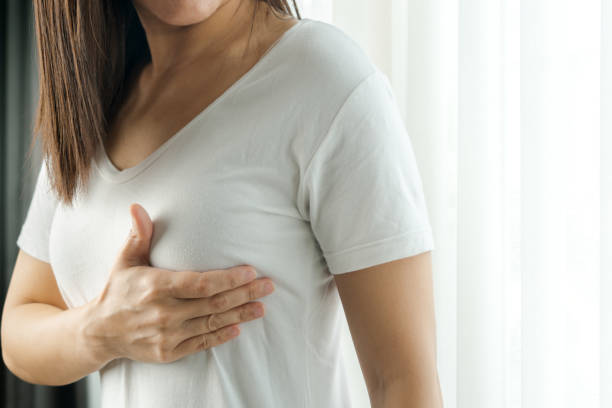 mulher verificando nódulos na mama para sinais de câncer de mama. conceito de saúde das mulheres. - breast - fotografias e filmes do acervo