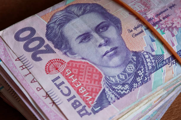 wiązka ukraińskich pieniędzy związana gumką. hrywna ukraińska w nominale 200. pakiet banknotów. - ukraine hryvnia currency paper currency zdjęcia i obrazy z banku zdjęć