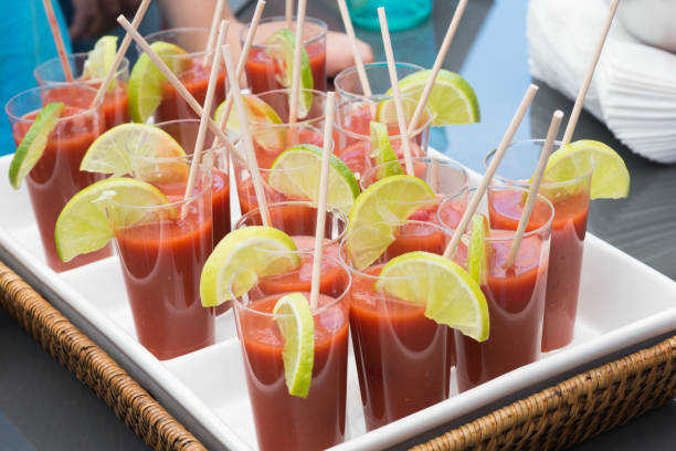 plateau avec délicieux gaspacho à base de tomates et de fraises servi dans des verres avec une tranche de lemmon. espagne - mt lemmon photos et images de collection