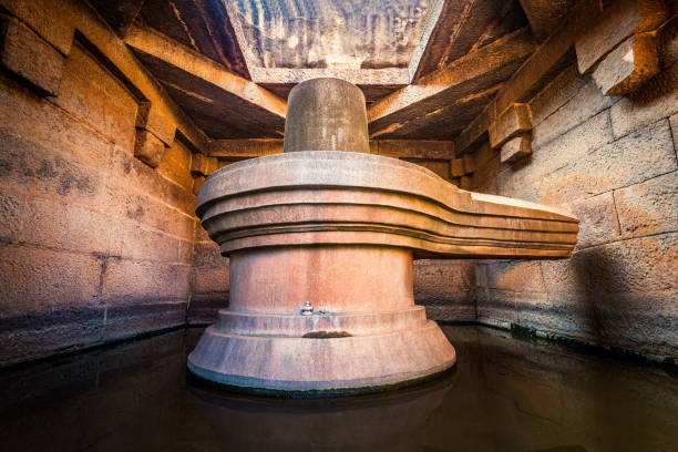 świątynia badavilinga w hampi ma największy monolityczny shiva linga w hampi, karnataka, indie. - lingam zdjęcia i obrazy z banku zdjęć