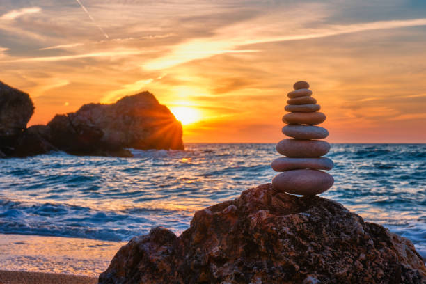 concetto di equilibrio e armonia - pila di pietra sulla spiaggia - perfection nature balance stone foto e immagini stock