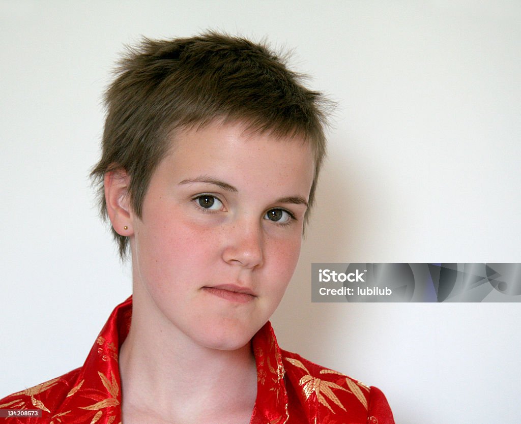 Jovem adolescente bonita com Cabelo curto e Olhos Castanhos - Foto de stock de Adolescente royalty-free