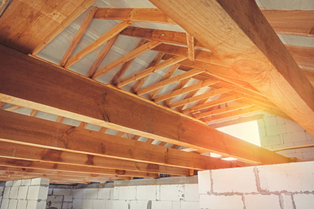 bau eines holzdaches aus balken und dächern. neubau von einem haus. - home addition attic timber roof beam stock-fotos und bilder