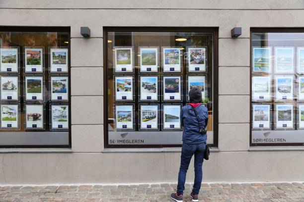 immobilienagentur-angebote in norwegen - immobilienbüro stock-fotos und bilder