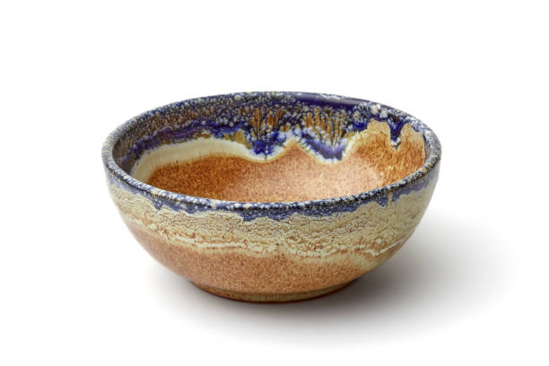 tigela de cerâmica artesanal - plate ceramics pottery isolated - fotografias e filmes do acervo