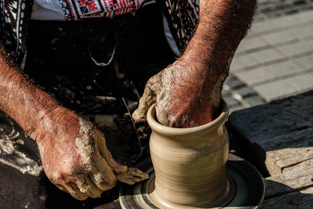 глиняный горшок - making craft craftsperson circle стоковые фото и изображения