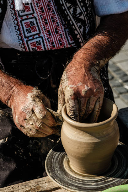 руки гончара - making craft craftsperson circle стоковые фото и изображения