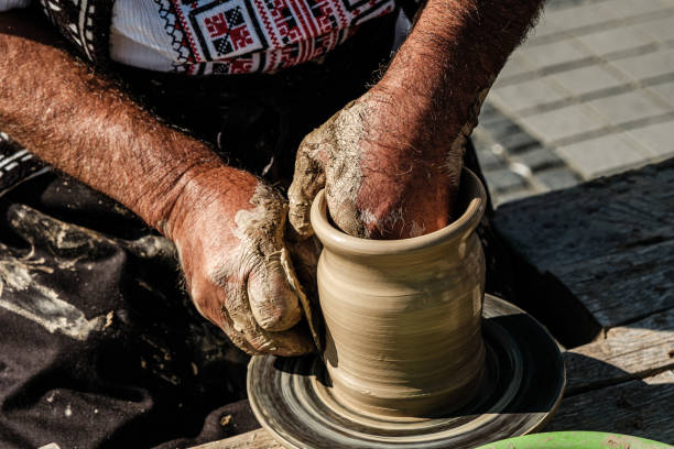 глиняный горшок - making craft craftsperson circle стоковые фото и изображения