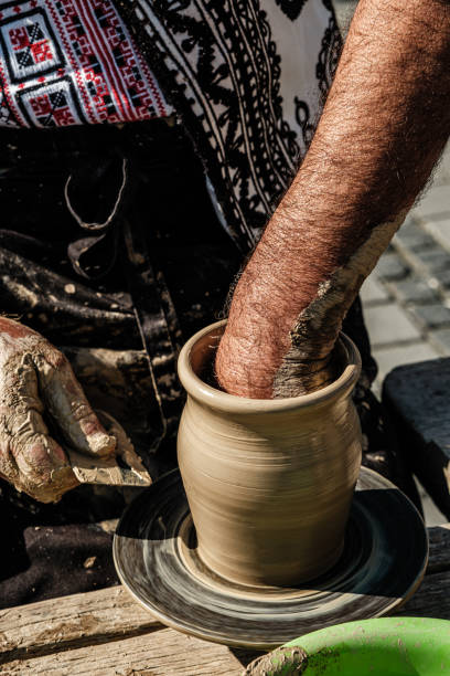 глиняный горшок - making craft craftsperson circle стоковые фото и изображения