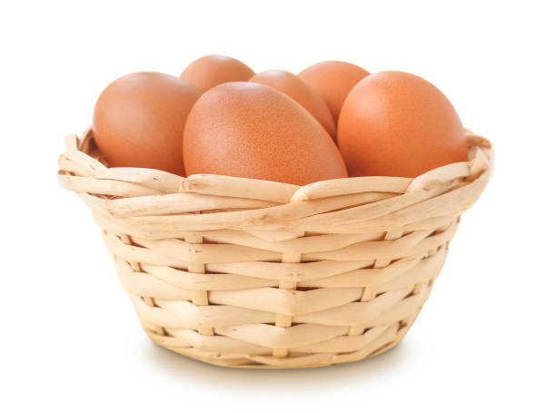 jajka w koszyku izolowane na białym tle - animal egg eggs basket yellow zdjęcia i obrazy z banku zdjęć