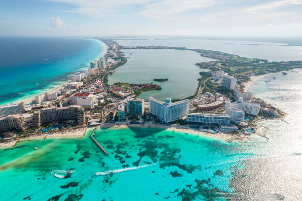 panoramiczny widok z lotu ptaka na plażę cancun i strefę hotelu miejskiego w meksyku. karaibski krajobraz wybrzeża meksykańskiego kurortu z plażą playa caracol i kukulcan road. riviera maya w regionie quintana roo na półwyspie jukatan - cancun zdjęcia i obrazy z banku zdjęć