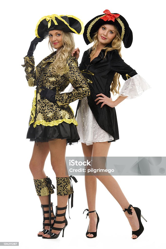 Две красивые женщины в Карнавал костюмов. Пират и empress sha - Стоковые фото Белый роялти-фри