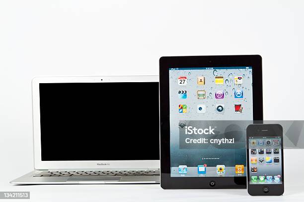 Foto de Macbook Airipadiphone4 e mais fotos de stock de Mesa digital - Mesa digital, Apple computers, Dispositivo de informação portátil