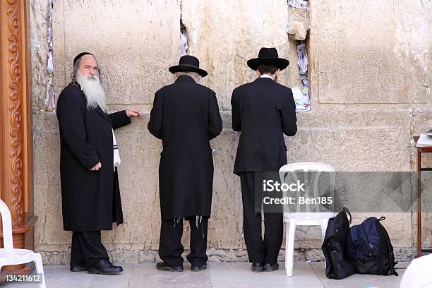 Photo libre de droit de Jewish La Prière Dans La Muraille Occidentale Jerusalem banque d'images et plus d'images libres de droit de Adulte