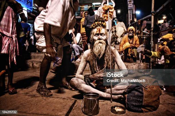 Old Sadhu Sitzt Und Meditieren Stockfoto und mehr Bilder von Almosen - Almosen, Fotografie, Hinduismus