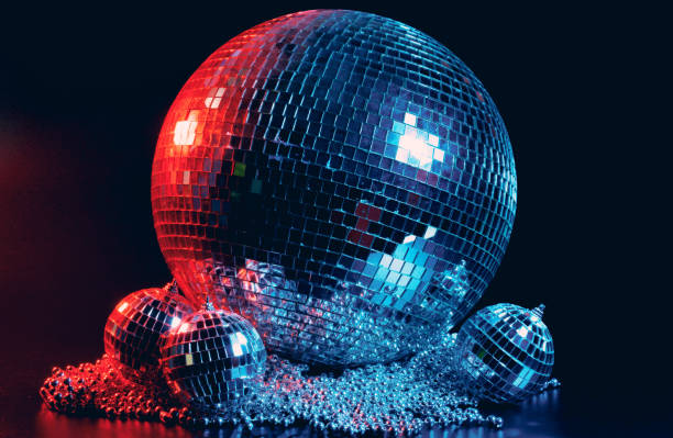 gran bola de discoteca de cerca sobre fondo oscuro - disco ball mirror shiny lighting equipment fotografías e imágenes de stock