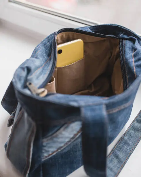Place a pocket for a smartphone in a woman bag - a necessary accessory in everyday life - always in touch