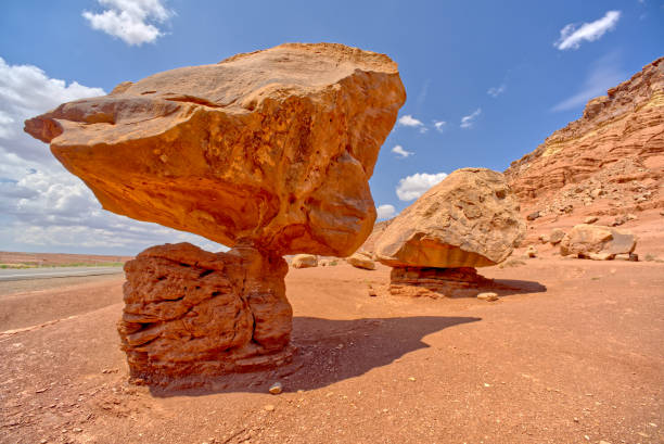 wippender boulder in der nähe von house rock vermilion cliffs az - marble canyon stock-fotos und bilder