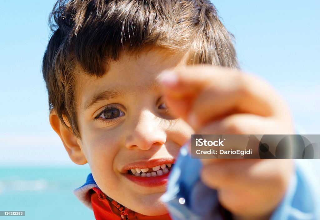 I bambini mostrano una piccola cosa - Foto stock royalty-free di 2-3 anni