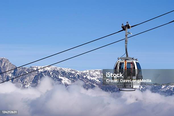 Photo libre de droit de Du Ski Dans Les Alpes banque d'images et plus d'images libres de droit de Station de ski - Station de ski, Téléphérique, Télésiège