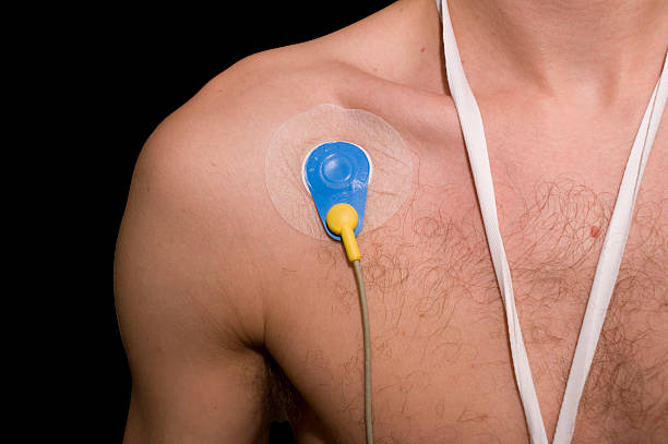 fitness-überwachung - pulse trace arrhythmia electrode listening to heartbeat stock-fotos und bilder