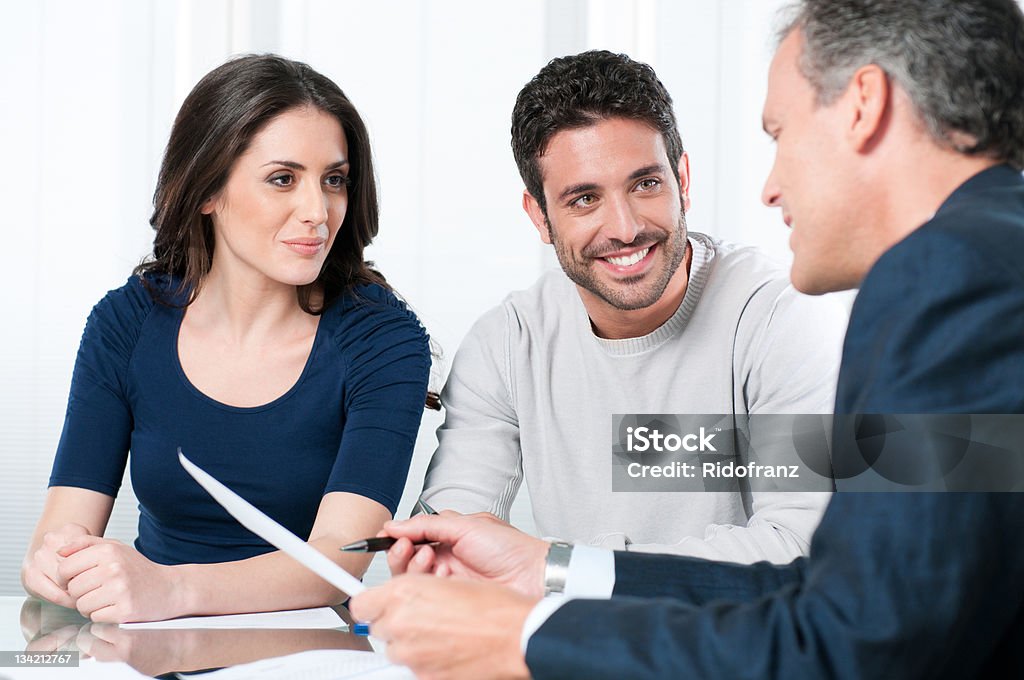 Par hablar con un consultor de inversión - Foto de stock de Asesor financiero libre de derechos