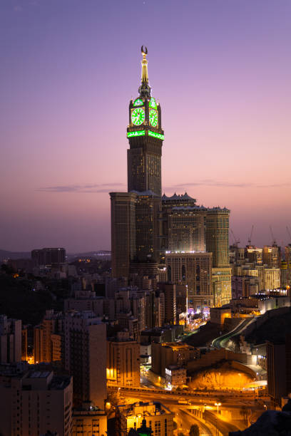 zam zam tower o torre dell'orologio - abraj al bait - masjid al haram , la mecca , arabia saudita - torre dellorologio torre foto e immagini stock