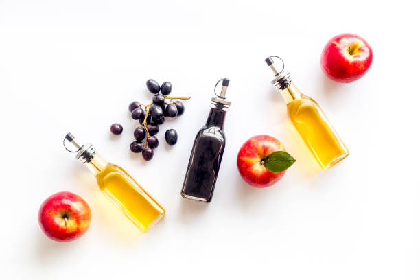 sidra de manzana y vinagre balsámico en botellas con uvas y manzanas rojas - balsamic vinegar bottle vinegar red wine fotografías e imágenes de stock