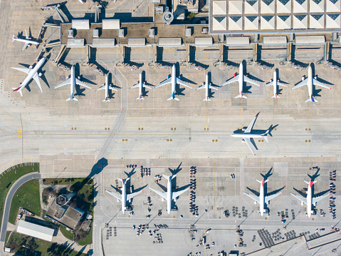 Vista aérea de un aeropuerto. photo