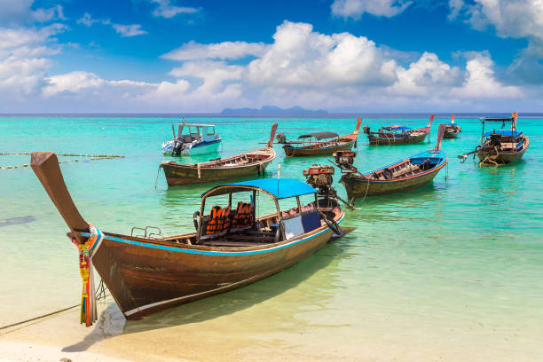 barco tradicional tailandés de cola larga - thailand beach koh tao nautical vessel fotografías e imágenes de stock