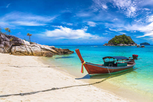 barco tradicional tailandés de cola larga - thailand beach koh tao nautical vessel fotografías e imágenes de stock