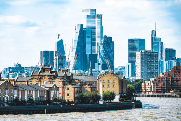 rascacielos de la ciudad de londres con vistas a las casas a lo largo del río támesis - greenwich fotografías e imágenes de stock