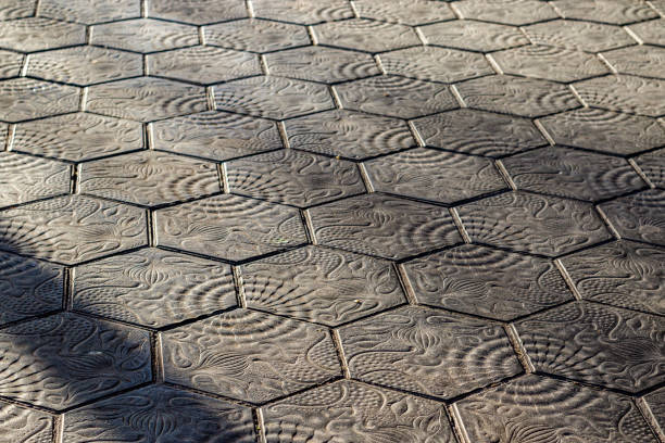 marciapiede del paseo de gracia, progettato da antonio gaudi a barcellona, catalogna, spagna - antonio gaudi outdoors horizontal barcelona foto e immagini stock